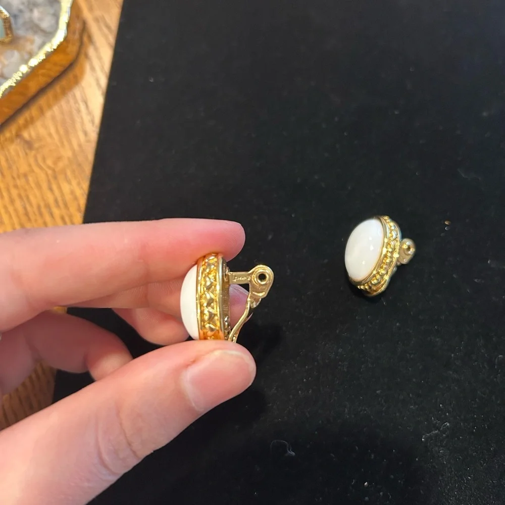 Vintage Monet Signed Clip On Earrings White‎ and Gold Oval Elegant 50s Estate